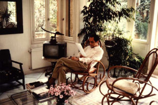 Italo Calvino nella veranda della sua abitazione romana