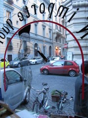 Libreria caffè N’importe Quoi: «di tutto e di più» nel cuore di Roma