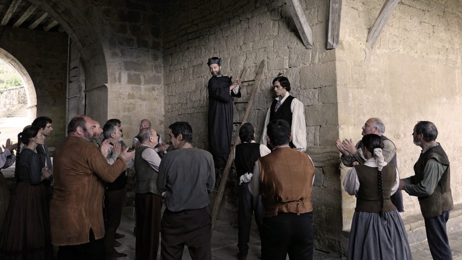 Scena del film Handia in chiesa